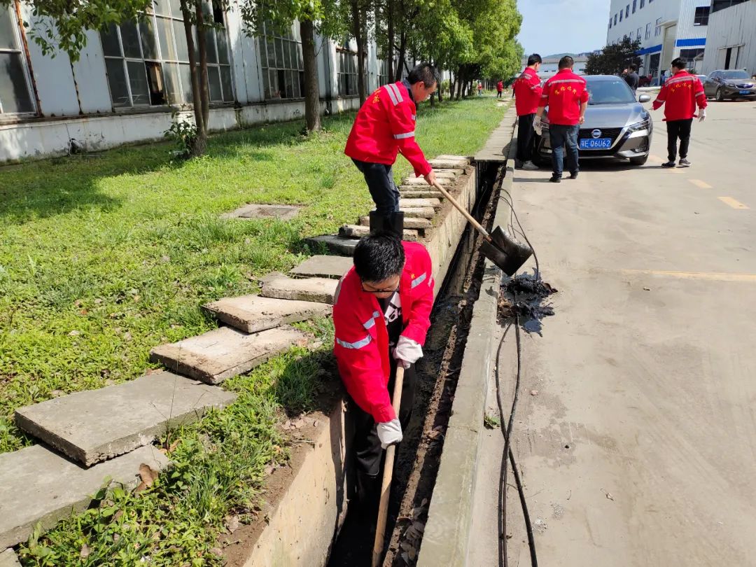 化機公司組織全員開展義務勞動(圖2) 化機公司組織全員開展義務勞動(圖2)