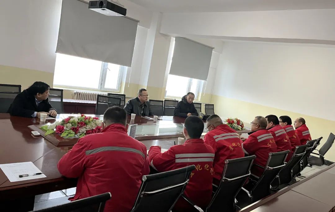 化機(jī)公司黨委書記、董事長(zhǎng)、總經(jīng)理?xiàng)钪袧梢恍械叫陆?xiàng)目部現(xiàn)場(chǎng)辦公(圖1) 圖片