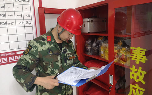 宜都園區(qū)蒲東亞榮獲“2018年度全省專(zhuān)職消防隊(duì)伍先進(jìn)工作者”榮譽(yù)稱(chēng)號(hào)(圖1) 宜都園區(qū)蒲東亞榮獲“2018年度全省專(zhuān)職消防隊(duì)伍先進(jìn)工作者”榮譽(yù)稱(chēng)號(hào)(圖1)