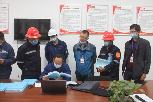 國務院安委辦危化品重點縣專家組到新疆天運開展安全生產指導服務工作(圖2) 國務院安委辦危化品重點縣專家組到新疆天運開展安全生產指導服務工作(圖2)