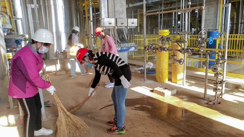 感受工程氛圍參與工程建設 集團總部機關(guān)干部到新材料公司現(xiàn)場勞動(圖2)