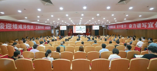 集團(tuán)黨委理論學(xué)習(xí)中心組開展集中(擴(kuò)大)學(xué)習(xí)(圖1) 集團(tuán)黨委理論學(xué)習(xí)中心組開展集中(擴(kuò)大)學(xué)習(xí)(圖1)