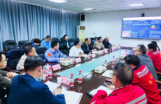 王大真一行到化機(jī)公司現(xiàn)場(chǎng)辦公(圖1) 王大真一行到化機(jī)公司現(xiàn)場(chǎng)辦公(圖1)