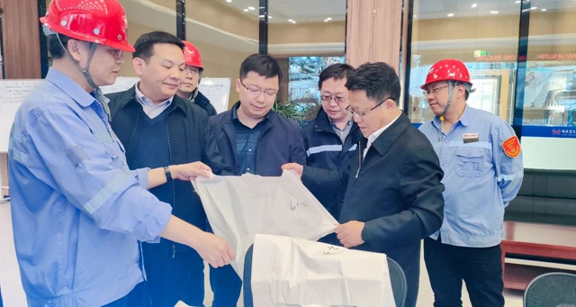 王大真一行到降解新材料公司現(xiàn)場辦公(圖1) 王大真一行到降解新材料公司現(xiàn)場辦公(圖1)