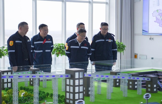 黃智華、王大真一行到新疆宜化和新疆宜化礦業現場調研(圖4) 黃智華、王大真一行到新疆宜化和新疆宜化礦業現場調研(圖4)