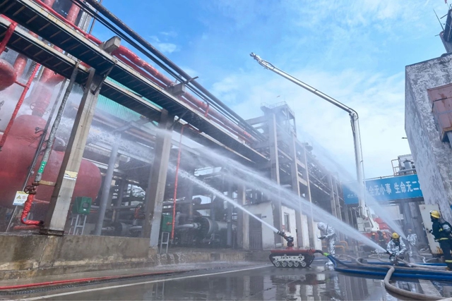 這場危化實戰(zhàn)應(yīng)急演練在股份公司舉行(圖1) 這場危化實戰(zhàn)應(yīng)急演練在股份公司舉行(圖1)