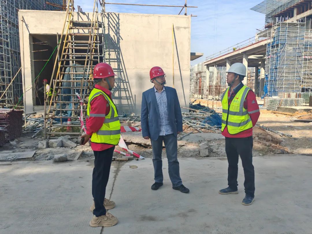 化機公司黨委書記、董事長、總經理楊中澤到項目現場檢查工作(圖2) 化機公司黨委書記、董事長、總經理楊中澤到項目現場檢查工作(圖2)