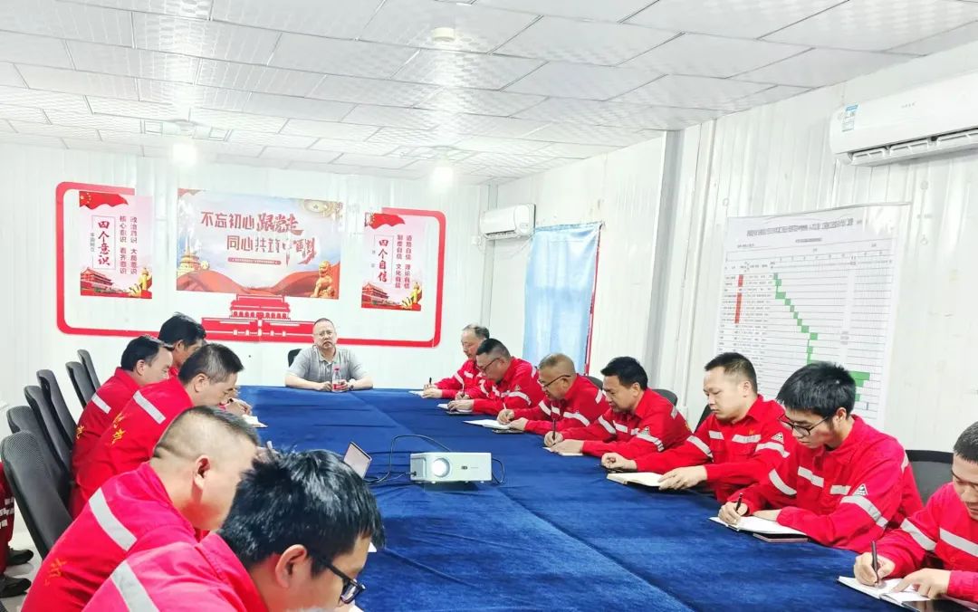 化機公司黨委書記、董事長、總經理楊中澤到新疆項目部現場辦公(圖2) 化機公司黨委書記、董事長、總經理楊中澤到新疆項目部現場辦公(圖2)