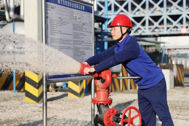 第一！股份公司鄢陽獲頒宜昌市消防設施操作員“榮譽金頭盔”(圖3)