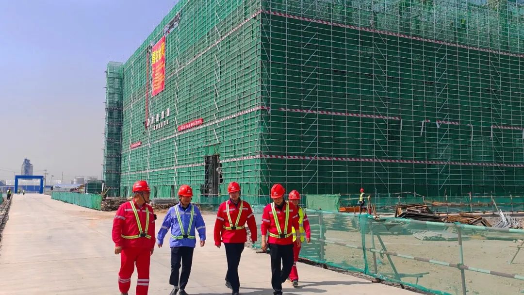 化機(jī)公司黨委書記、董事長(zhǎng)、總經(jīng)理?xiàng)钪袧傻絻?nèi)蒙季戊四醇項(xiàng)目現(xiàn)場(chǎng)辦公(圖2)