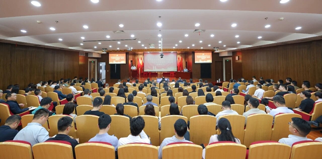 宜化集團黨委理論學(xué)習(xí)中心組舉行集體（擴大）學(xué)習(xí)(圖1)