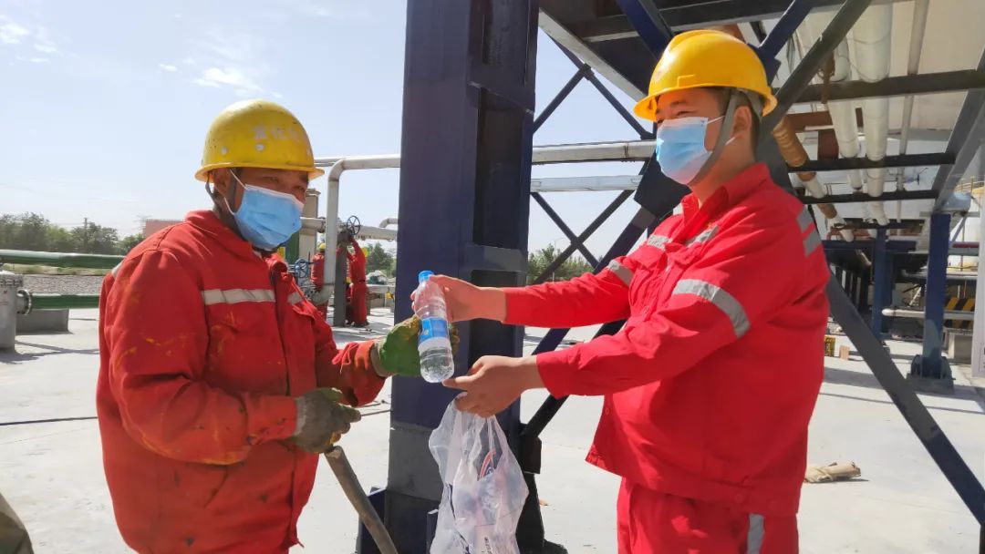 情系勞動者 盛夏送清涼(圖1) 圖片