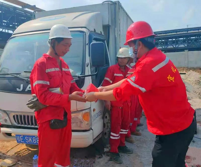 化機公司開展送清涼活動(圖4) 圖片