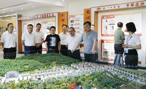 袁衛(wèi)東、王大真到金沙酒業(yè)調(diào)研指導(dǎo)工作